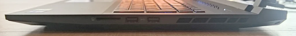 Aorus 17 BSG right hand side