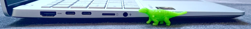 Asus Vivobook S 15 left side